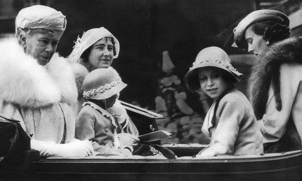 Königin Mary mit ihrer Schwiegertochter und ihren Enkeln, 1936 von Unbekannt