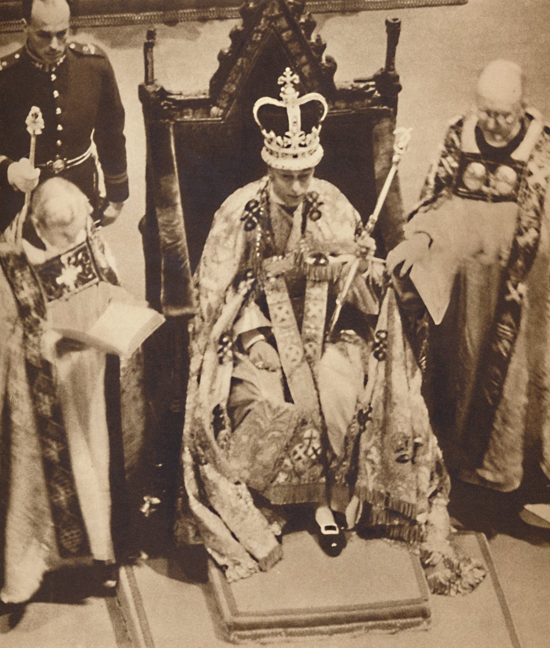 Bekleidet und gekrönt, 12. Mai 1937 von Unbekannt
