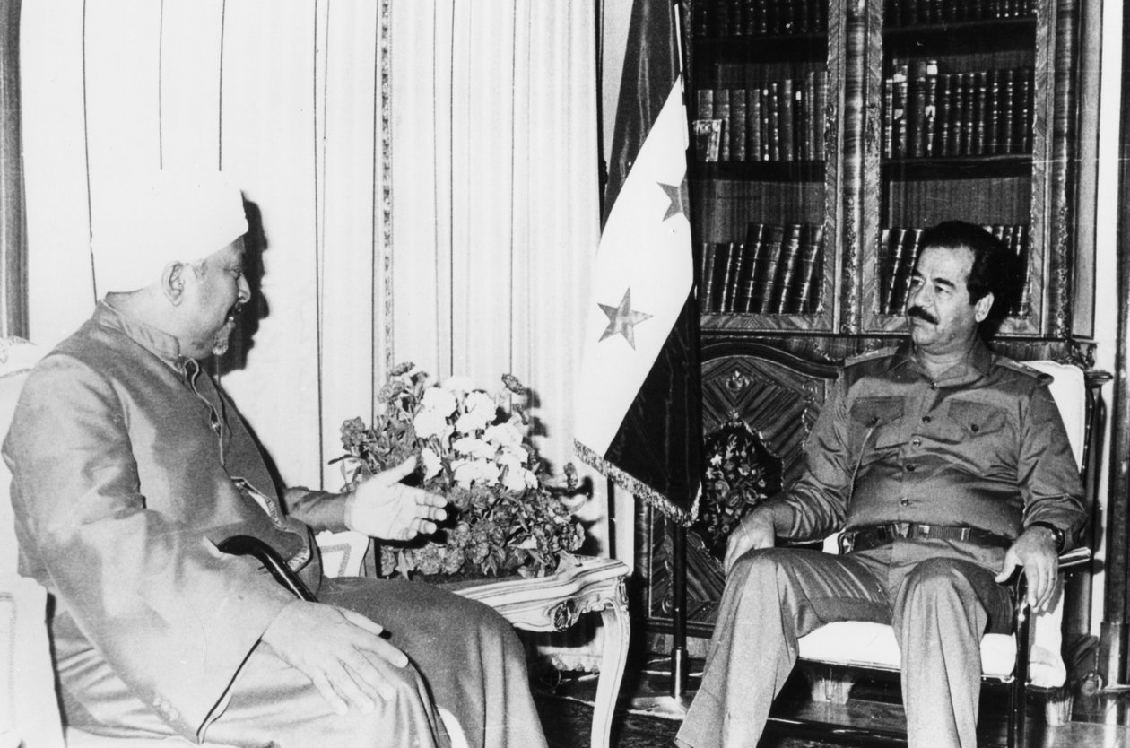 Saddam Hussein bei einem Treffen, Irak, 1986 von Unbekannt