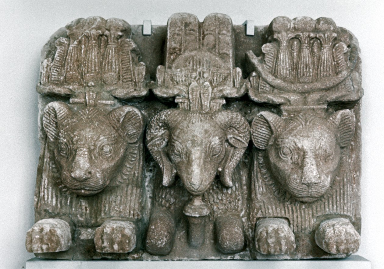 Skulptur von drei Tierköpfen von Unbekannt