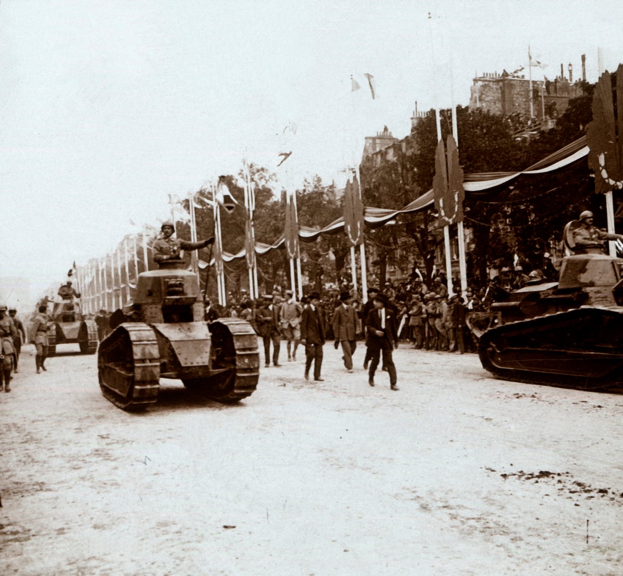 Kleine Panzer, Siegesparade, Paris, Frankreich, um 1918-1919 von Unbekannt