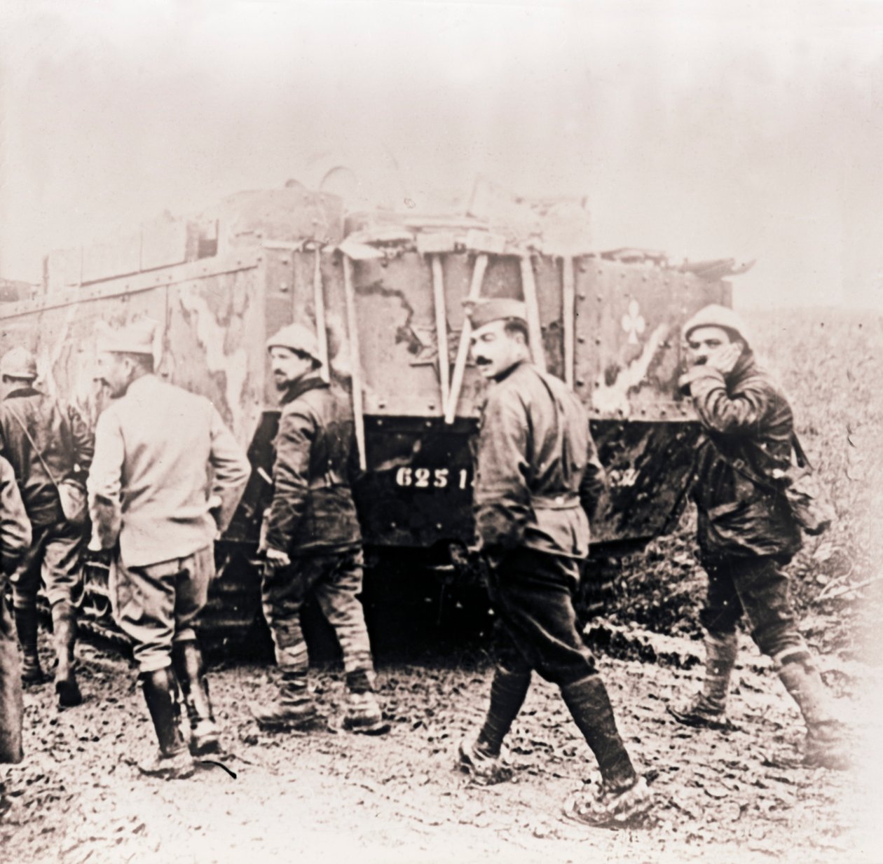 Soldaten gehen hinter einem Panzer, ca. 1914-ca. 1918 von Unbekannt
