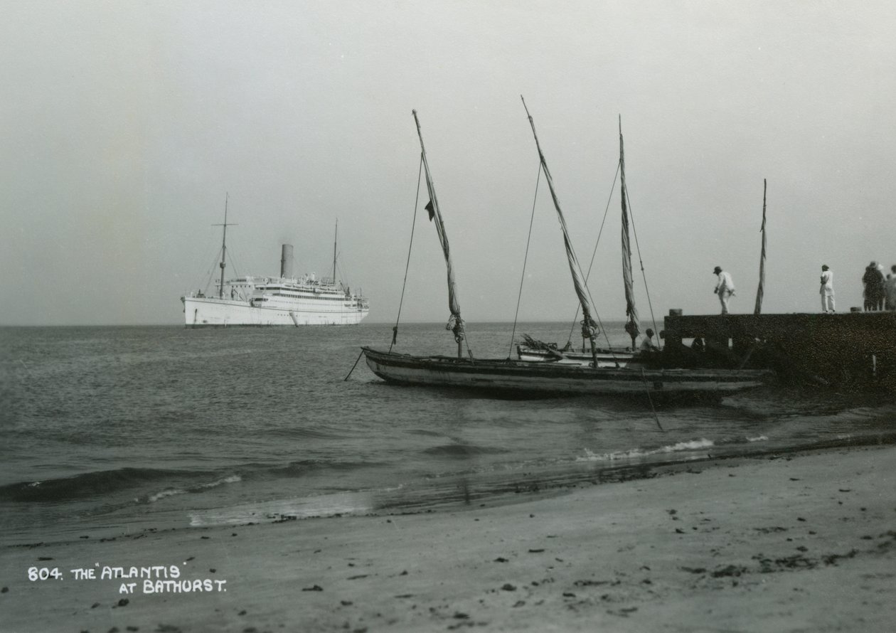Dampfschiff Atlantis vor Bathurst, Gambia, 20. Jahrhundert von Unbekannt