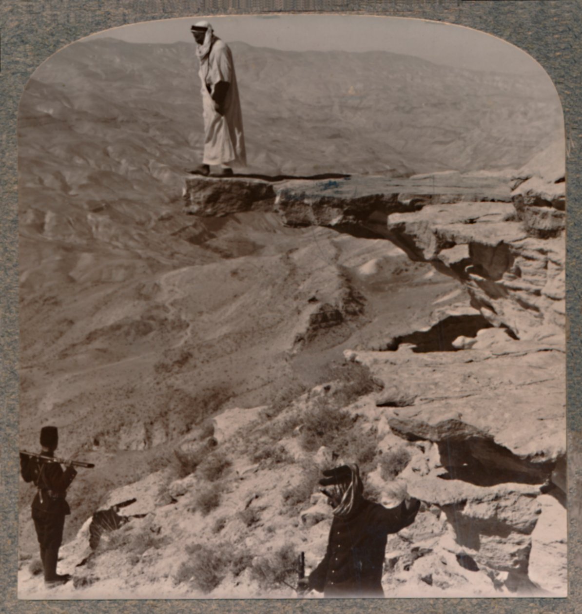 Der Arno. Dragoman steht auf einem Felsen, ca. 1900 von Unbekannt