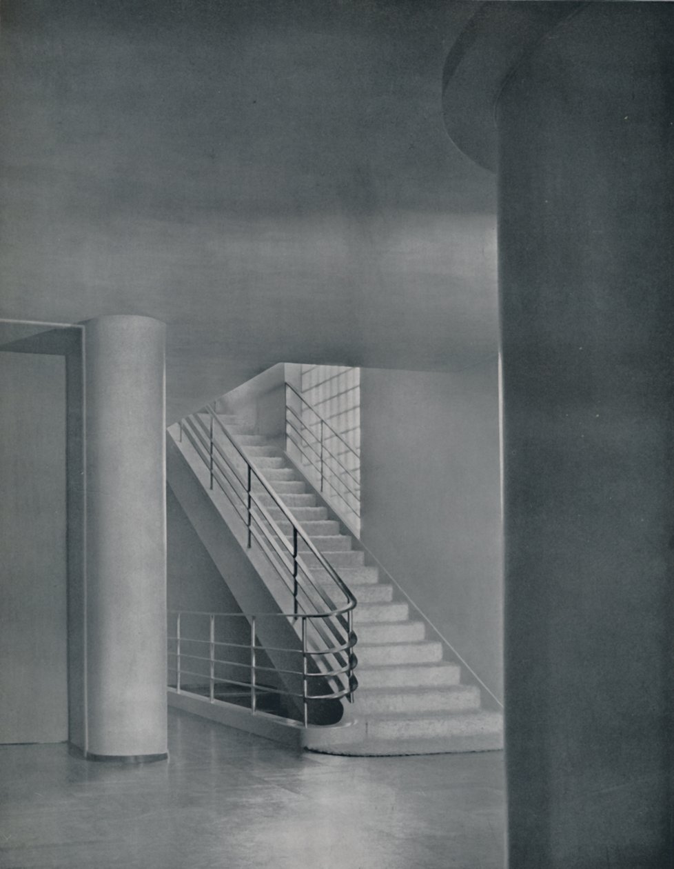 Die Eingangshalle und Treppe, 1942 von Unbekannt