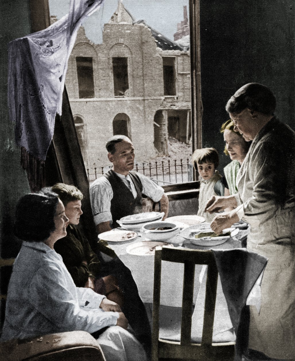 Die Familie muss essen, ca. 1940-1942 von Unbekannt
