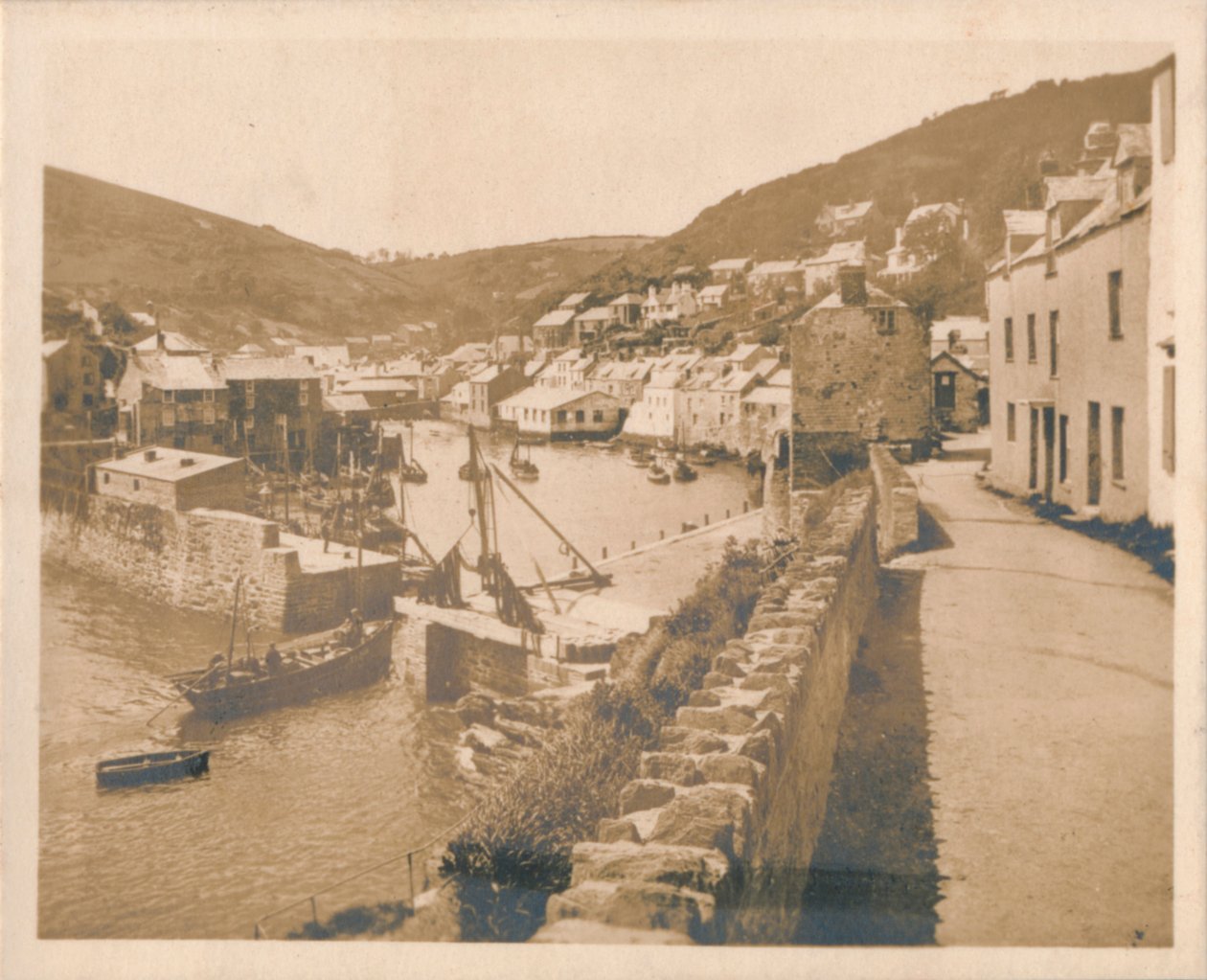 Der Hafeneingang - Polperro, 1927 von Unbekannt