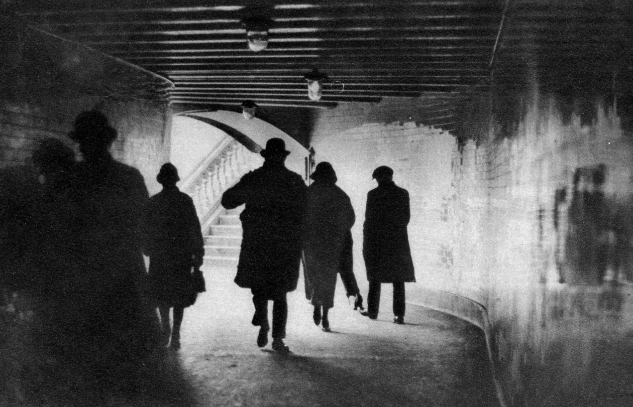Der Eingang eines U-Bahn-Tunnels an der Themse, London, 1926-1927 von Unbekannt