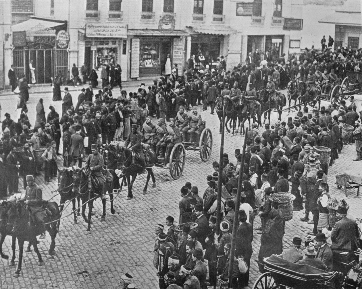 Türkische Artillerie verlässt Konstantinopel im aktiven Dienst, 1915 von Unbekannt