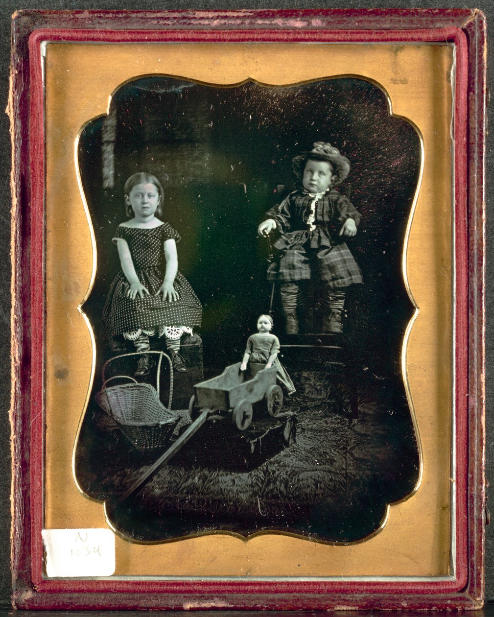 Zwei Kinder mit Spielzeug, um 1855 von Unbekannt