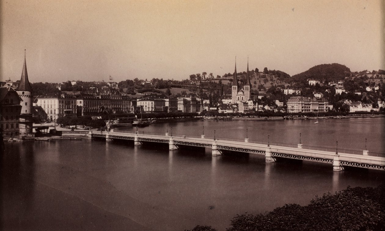 Unbetitelte Brücke mit Stadt im Hintergrund von Unbekannt