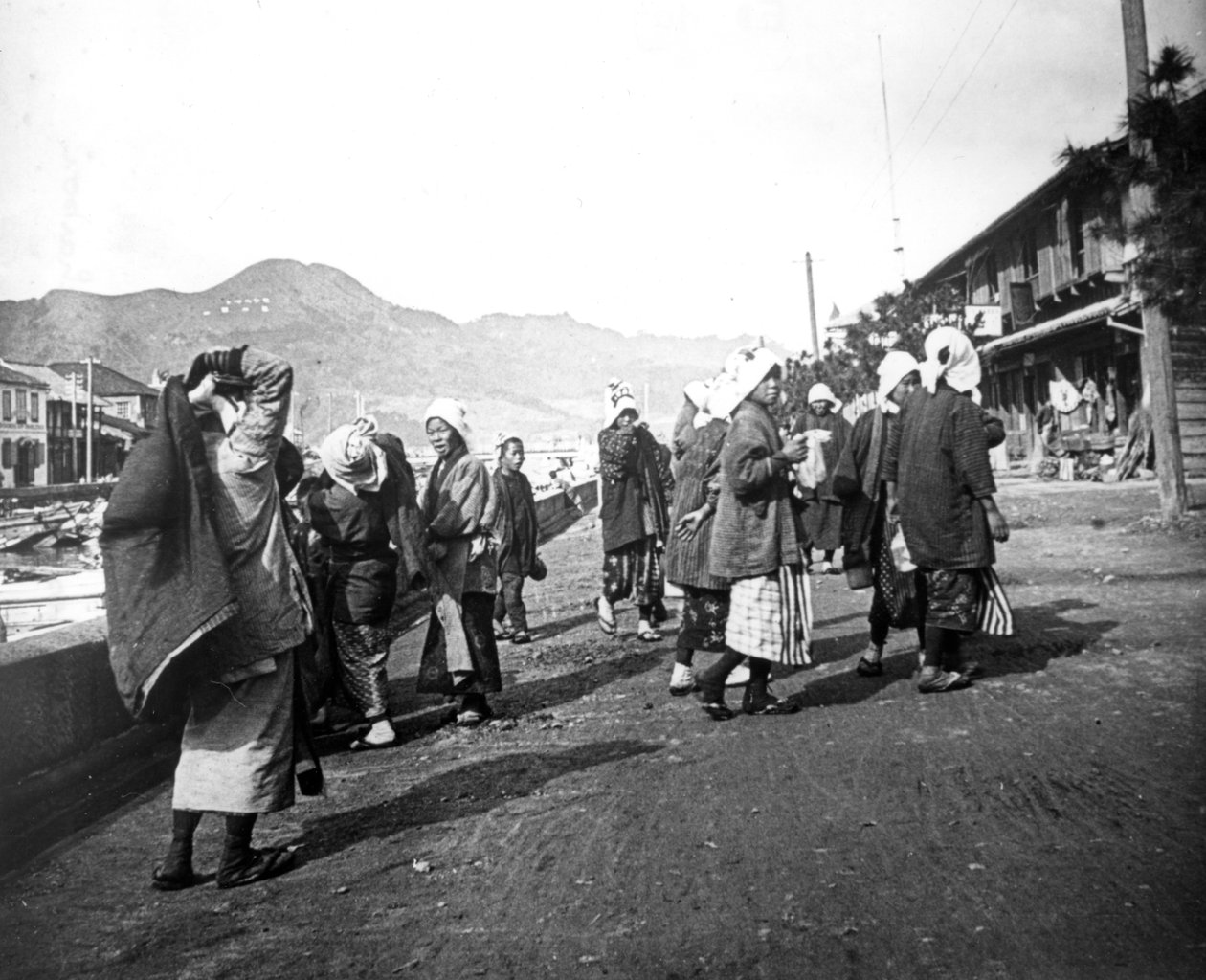 Frau trägt Kohlen, Nagasaki, Japan, c1900 von Unbekannt