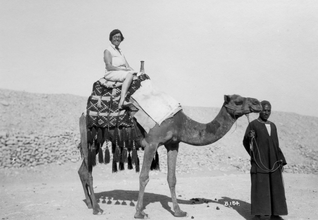 Frau auf einer Kamel-Tour, Ägypten von Unbekannt