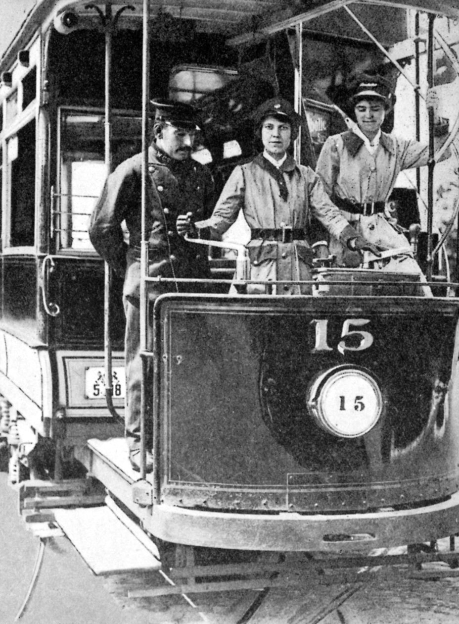Frauen lernen, eine Straßenbahn zu fahren, 1917, 1936 von Unbekannt