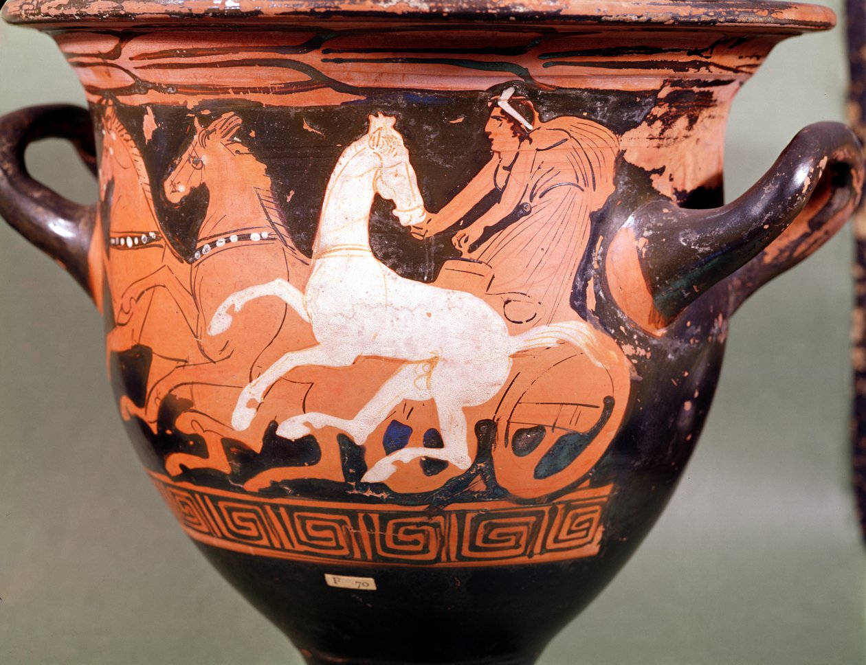 Ein rotfiguriger Glockenkrater, der einen Wagenlenker in einer Quadriga bei voller Geschwindigkeit darstellt, griechisch, spätes 5. Jahrhundert v. Chr. von Unbekannt Unbekannt