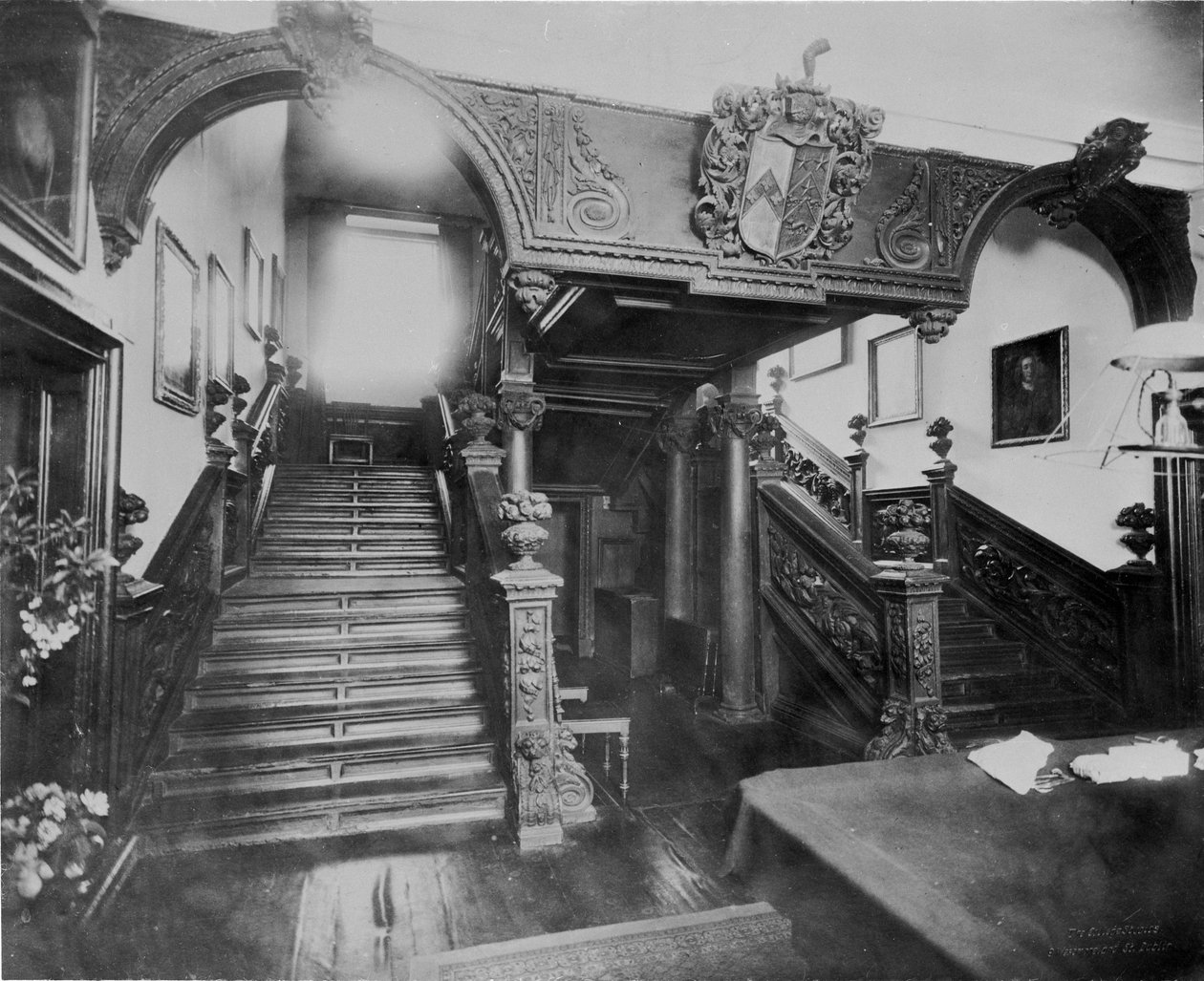 Die Treppe des Eyrecourt Castle, Co. Galway, Irland, ca. 1890 von Unbekannt Unbekannt