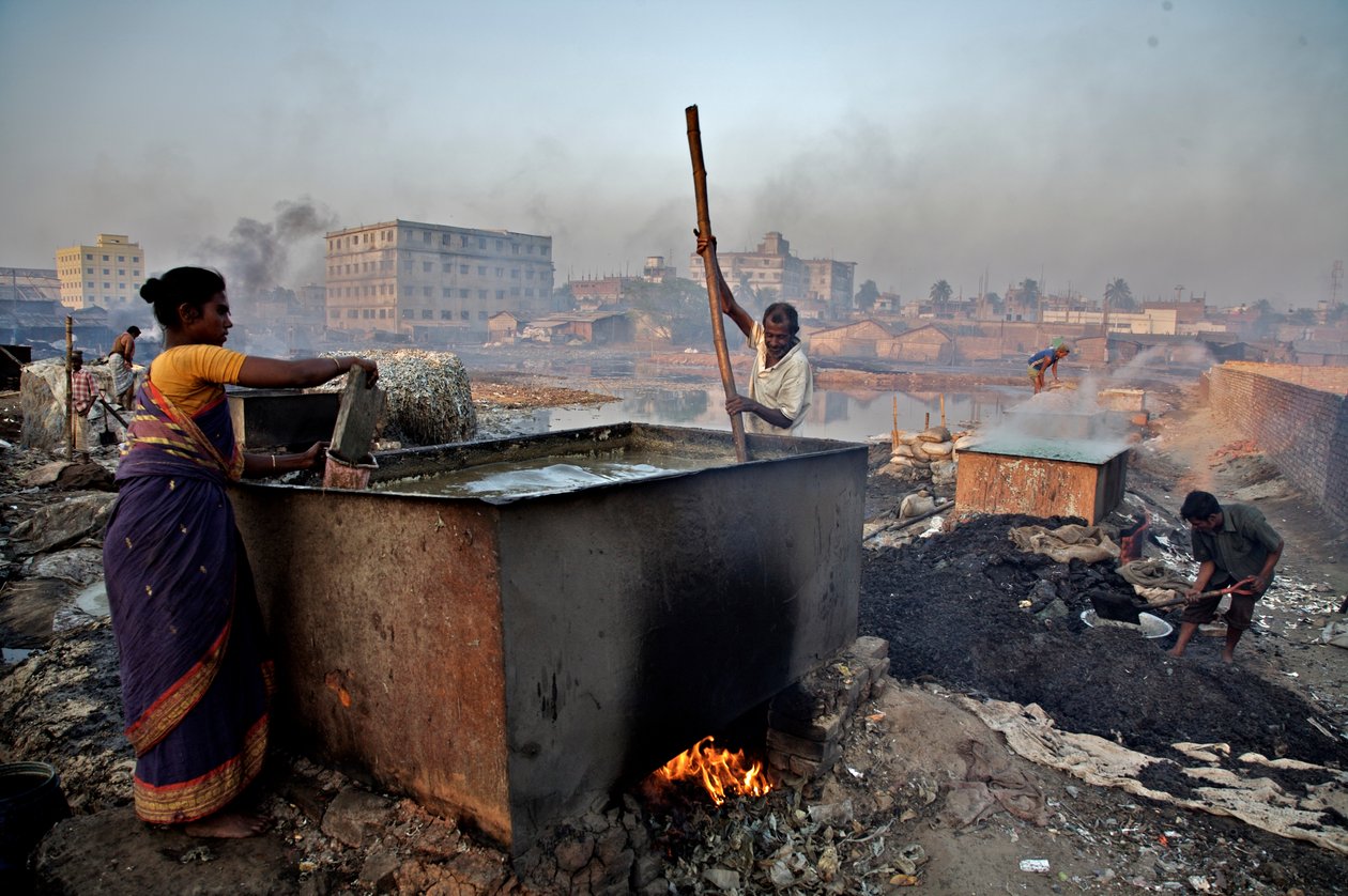 Arbeiter kochen Lederabfälle, um Leim herzustellen, im Hazaribagh-Gebiet, am Ufer des Buriganga-Flusses, in Dhaka, Bangladesch. Wie viele andere Industrien, die sich nicht um Umweltfaktoren kümmern, verursachen auch Gerbereien ernsthafte Umweltschäden. von Unbekannt Unbekannt