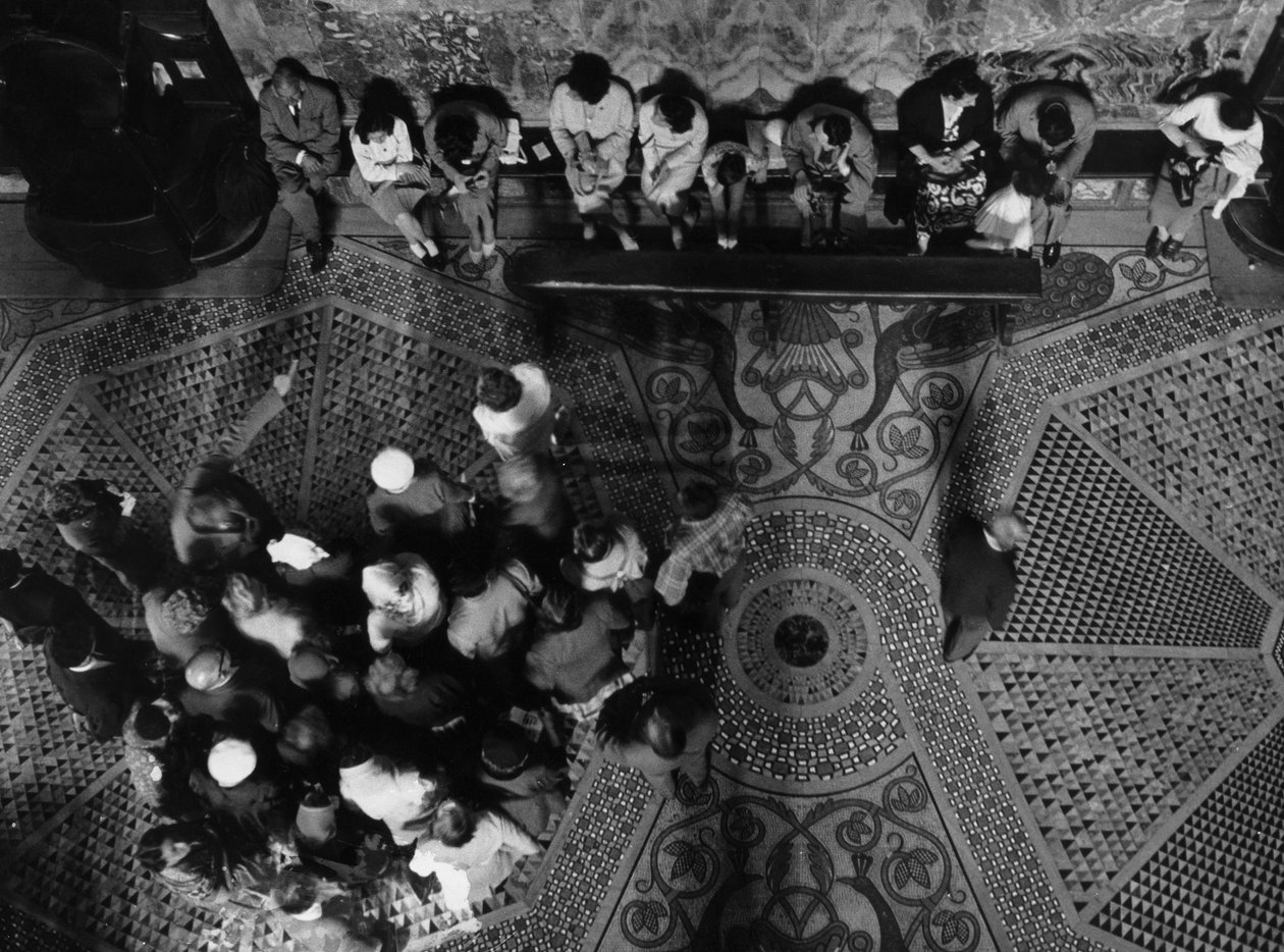 Gruppe von Anhängern in einer Kirche von Unbekannt