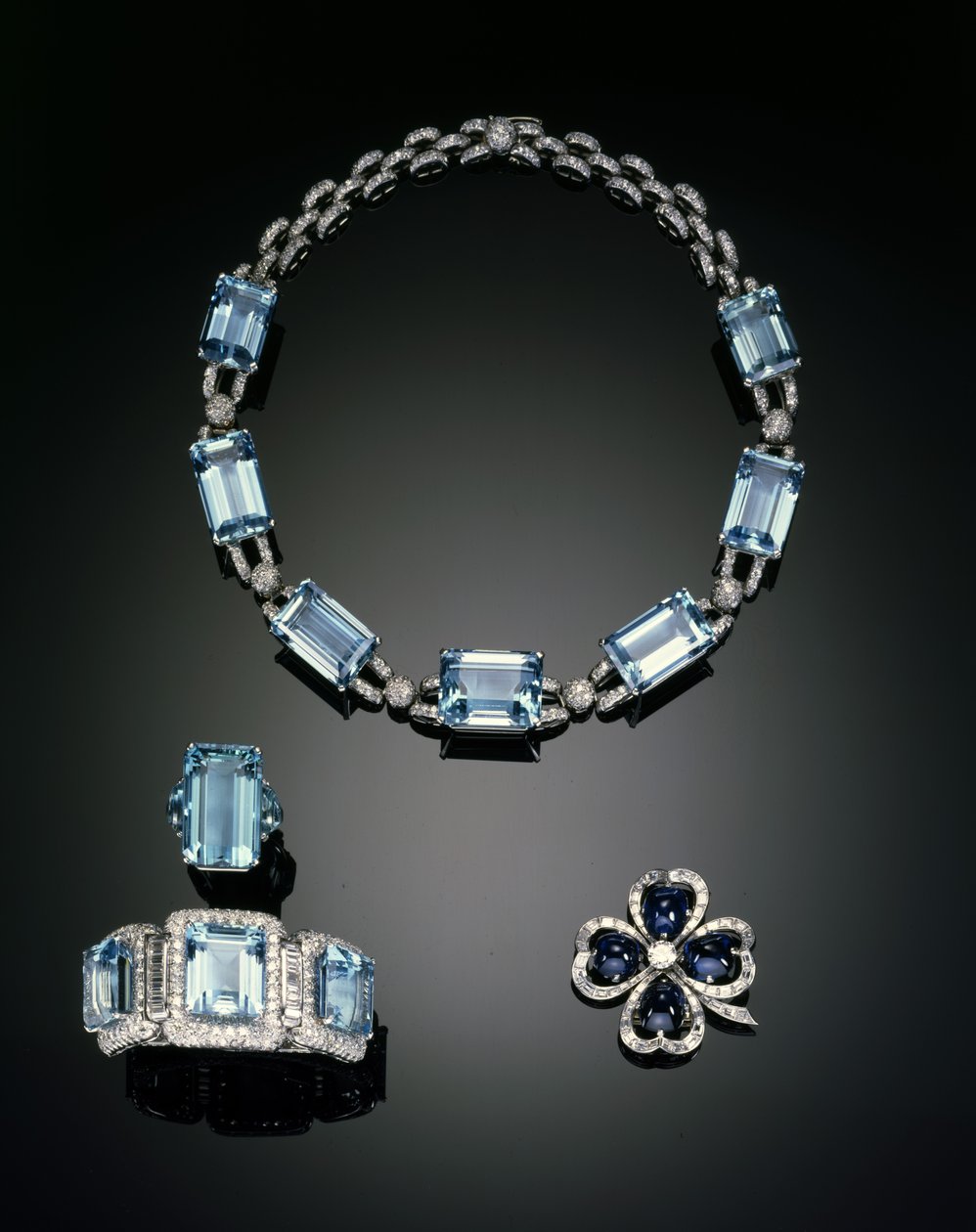 Halskette, Ring, Brosche und Armband von Unbekannt