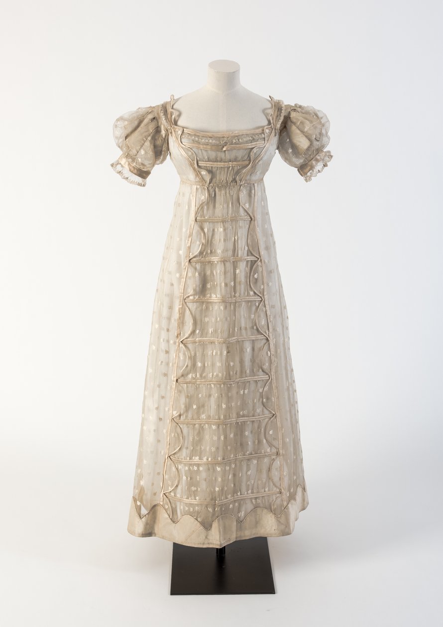 Cremefarbenes Seidenkleid mit Madras-Spitze und Seidensatindetails, 1817 von Unbekannt Unbekannt