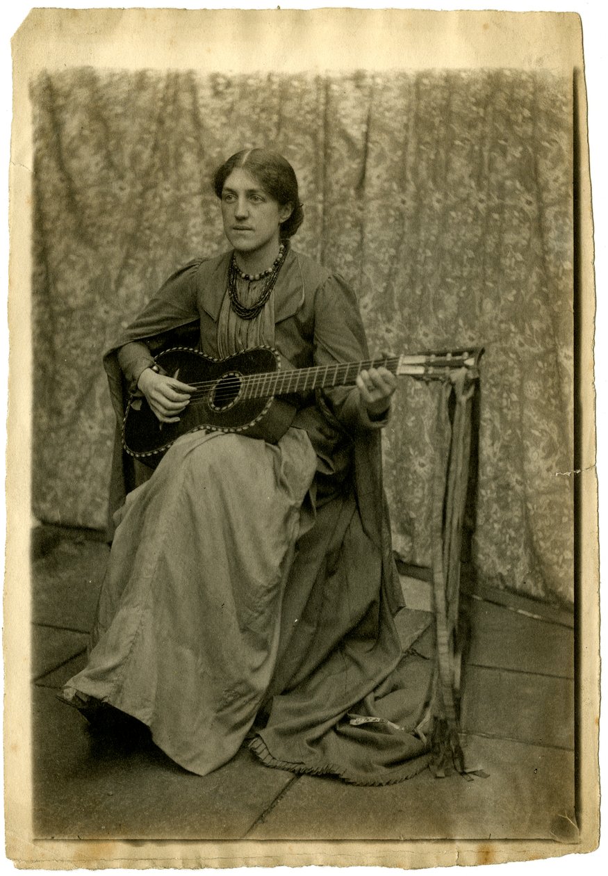May Morris mit einer Gitarre, ca. 1886 (Sepia-Foto) von Unknown