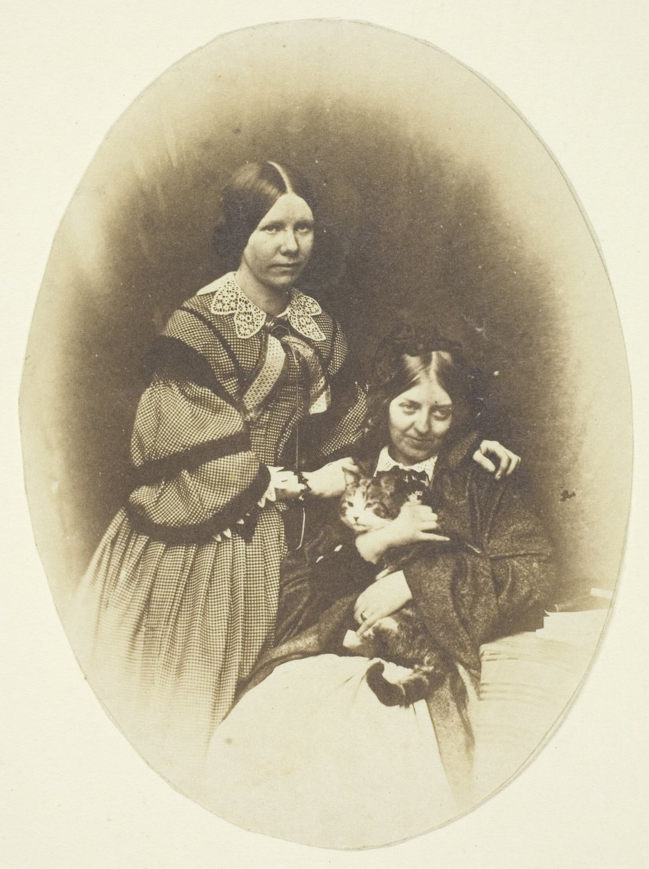 Mrs. Craik hält eine Katze von Unknown