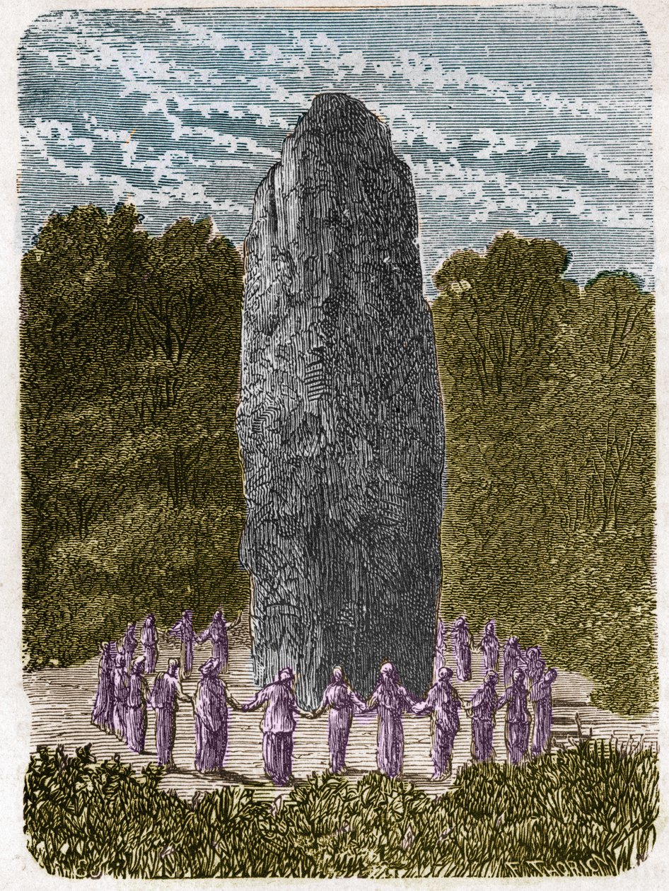 Druidin tanzt um einen Menhir. von Unknown artist