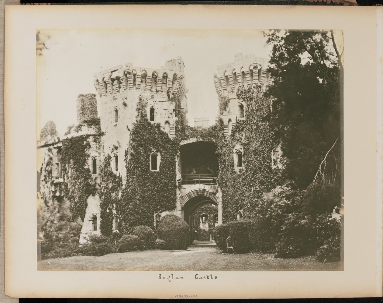 Raglan Castle von Unknown artist/maker