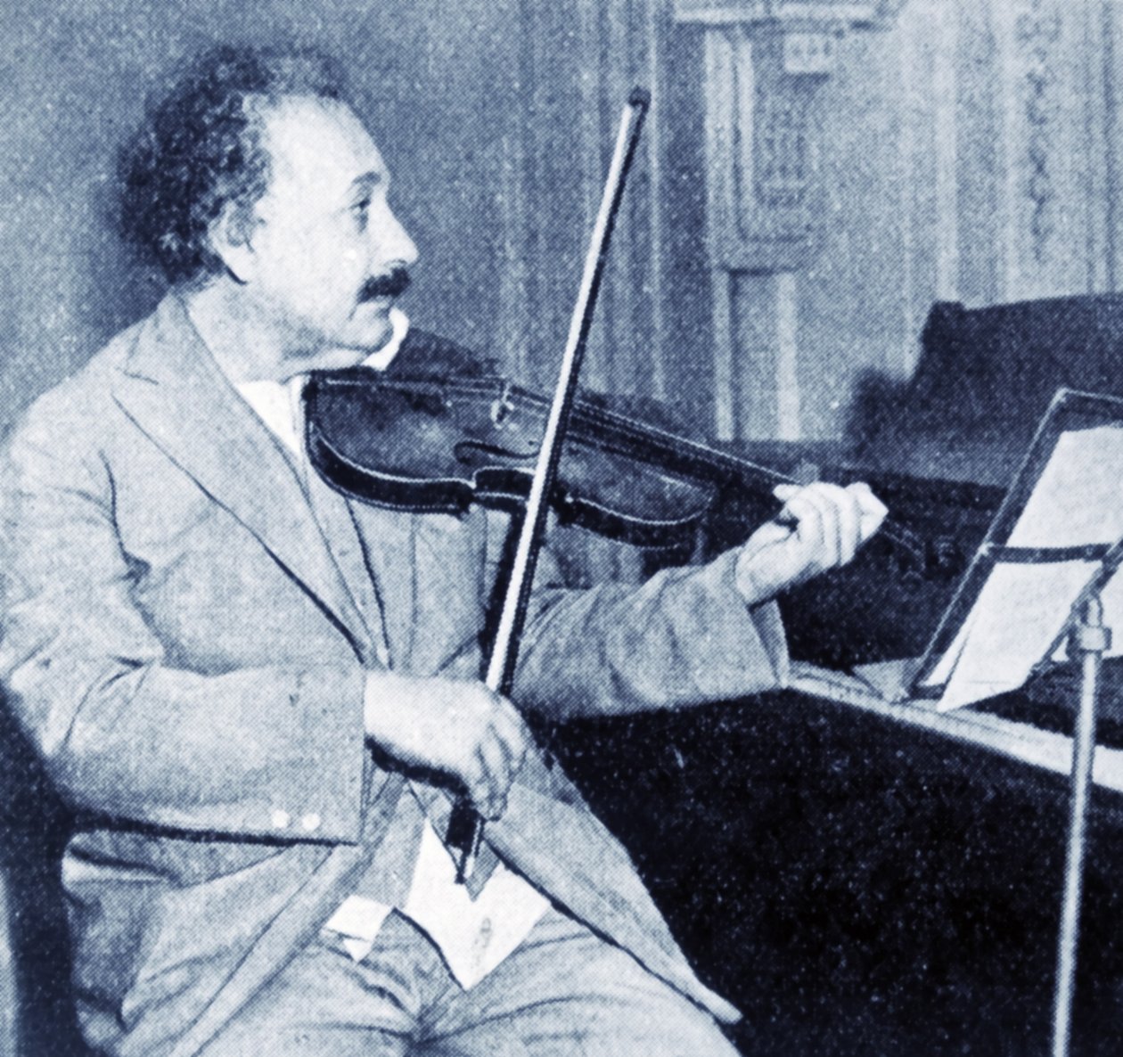 Albert Einstein spielt Geige (s/w Foto) von Unknown photographer