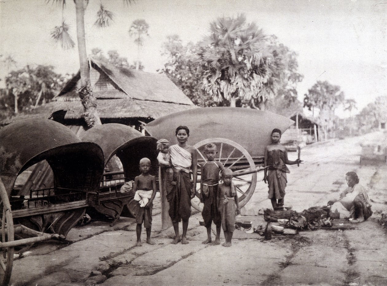 Kambodschaner auf der Angkor-Vat-Straße von Unknown photographer