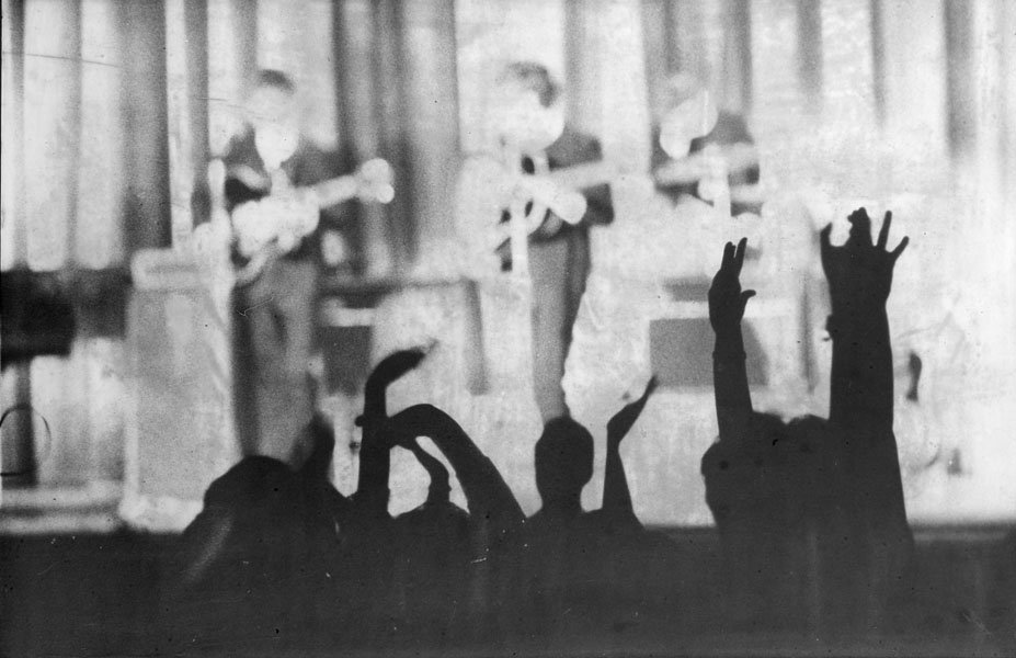 Die Beatles/Brian Epstein (s/w Foto) von Unknown photographer