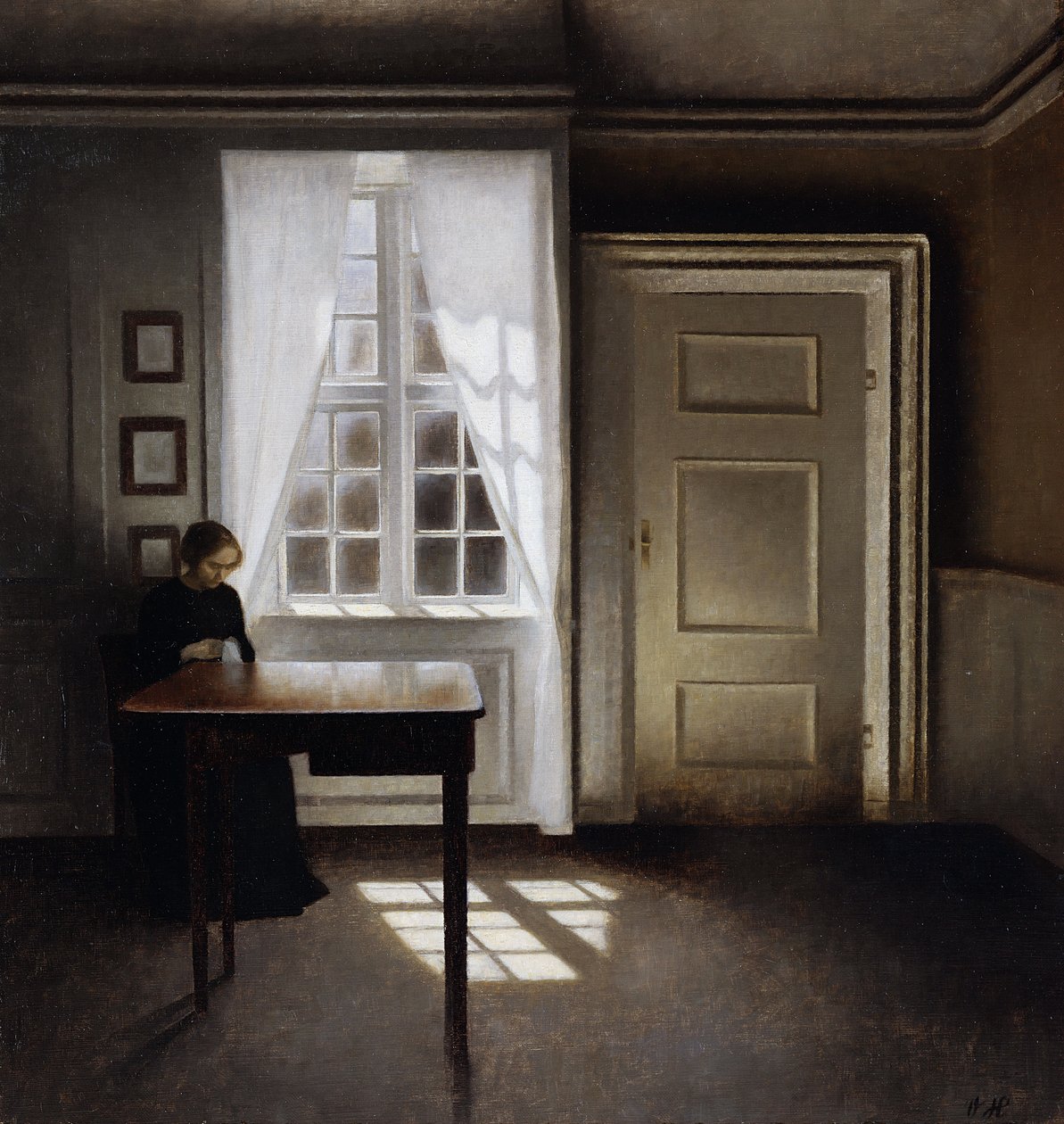 Eine Frau, die in einem Innenraum näht von Vilhelm Hammershoi