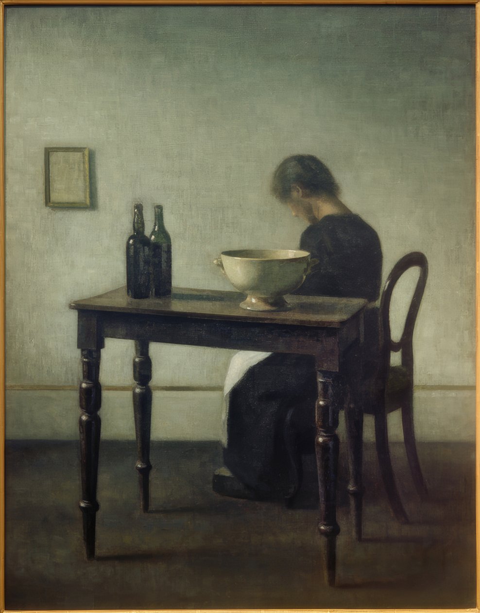 Frau, hinter einem Tisch sitzend von Vilhelm Hammershoi