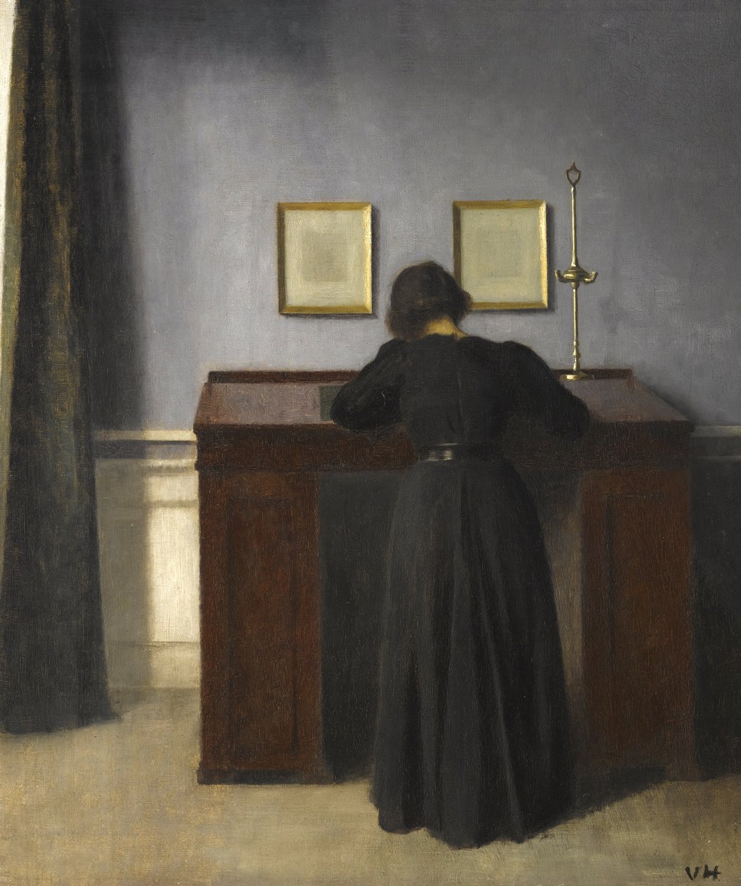 Ida steht an einem Schreibtisch, 1900 von Vilhelm Hammershoi