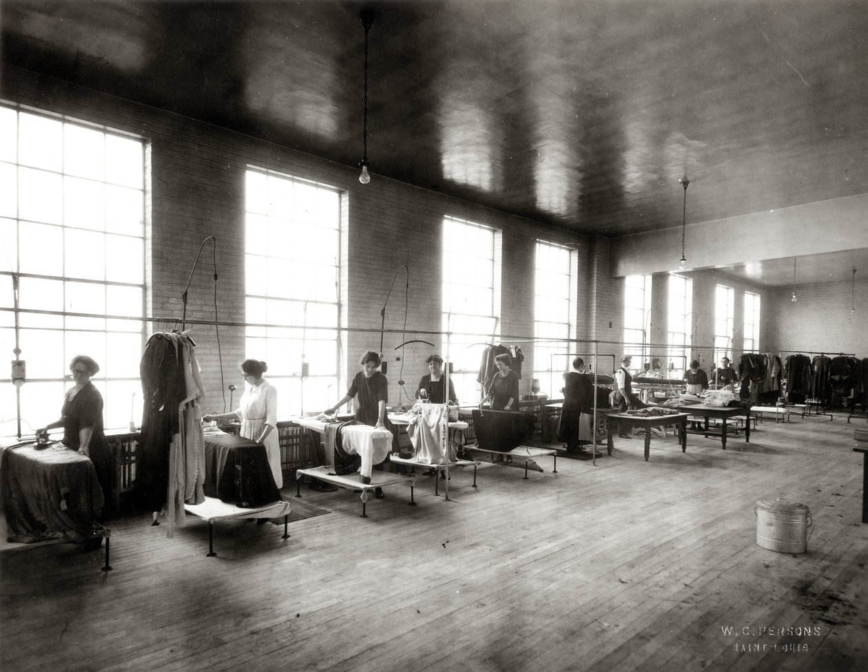 Frauen bei der Arbeit in der Pressabteilung der Lungstras Dyeing and Cleaning Company von W.C. Persons