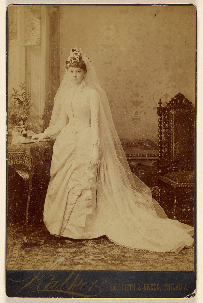 [Unbekannte Frau im Hochzeitskleid, stehend] von Walker