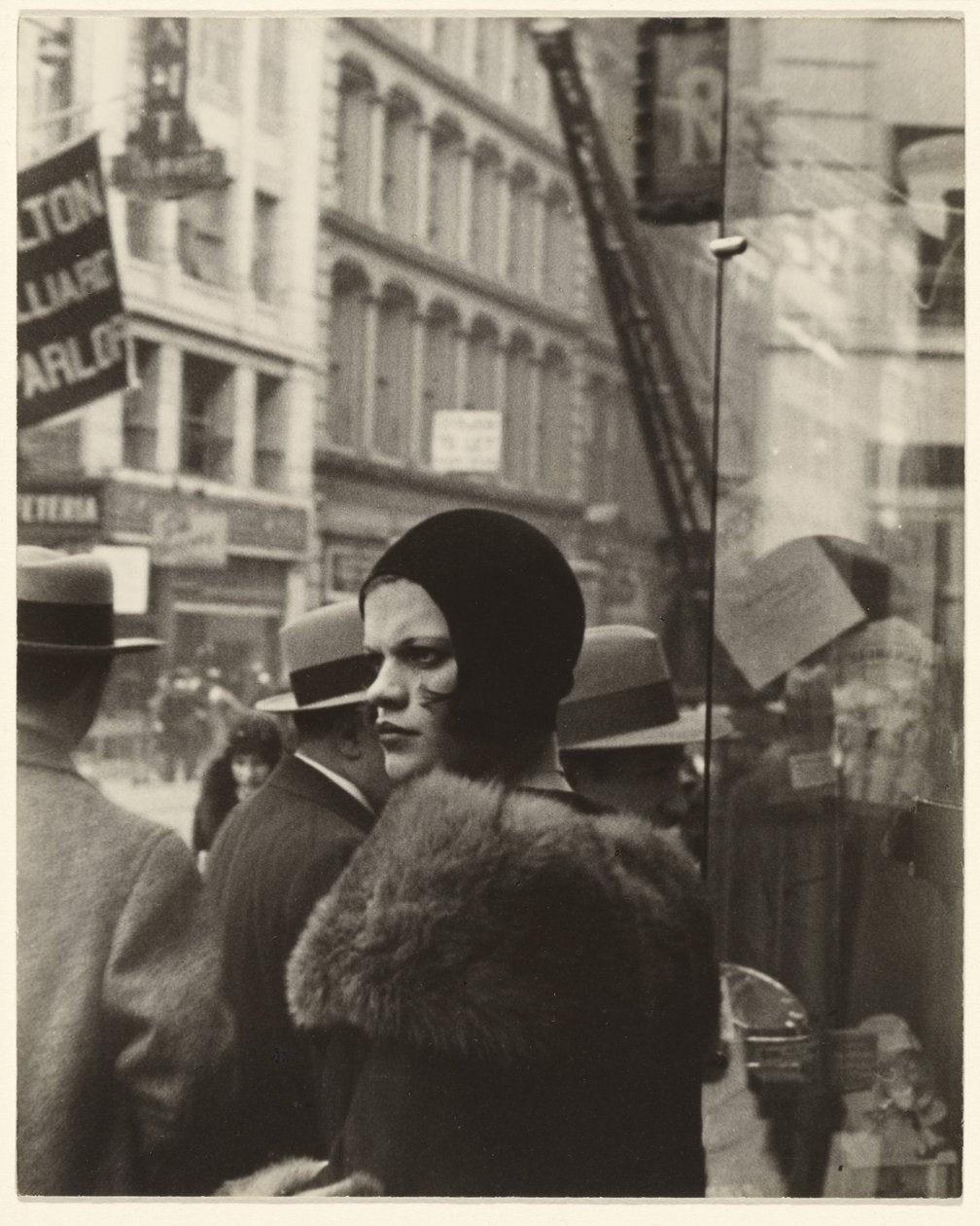 Mädchen in der Fulton Street, New York von Walker Evans