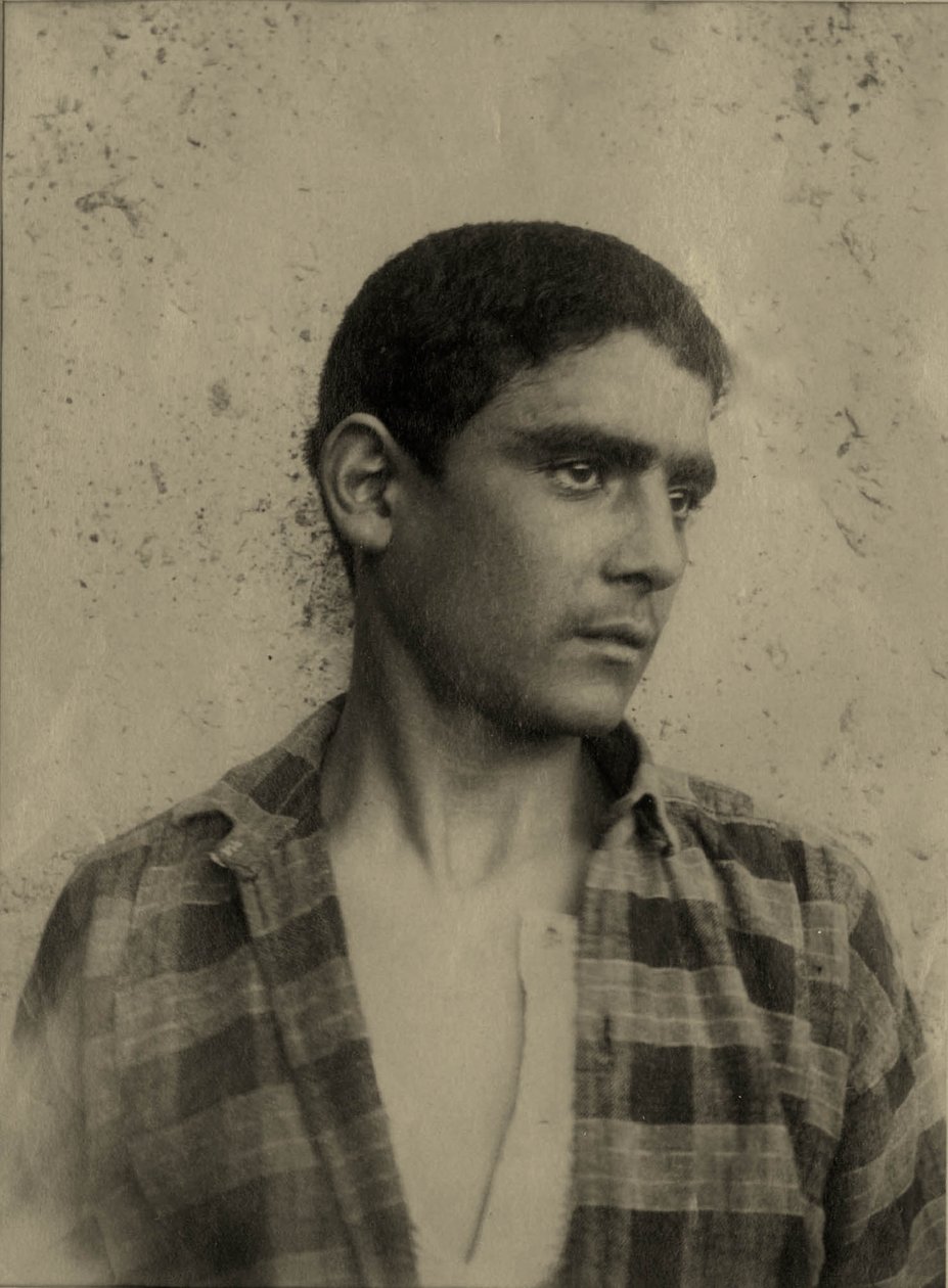 Porträt eines jungen Mannes in einem karierten Hemd, Sizilien ca. 1896 von Baron Wilhelm von Gloeden