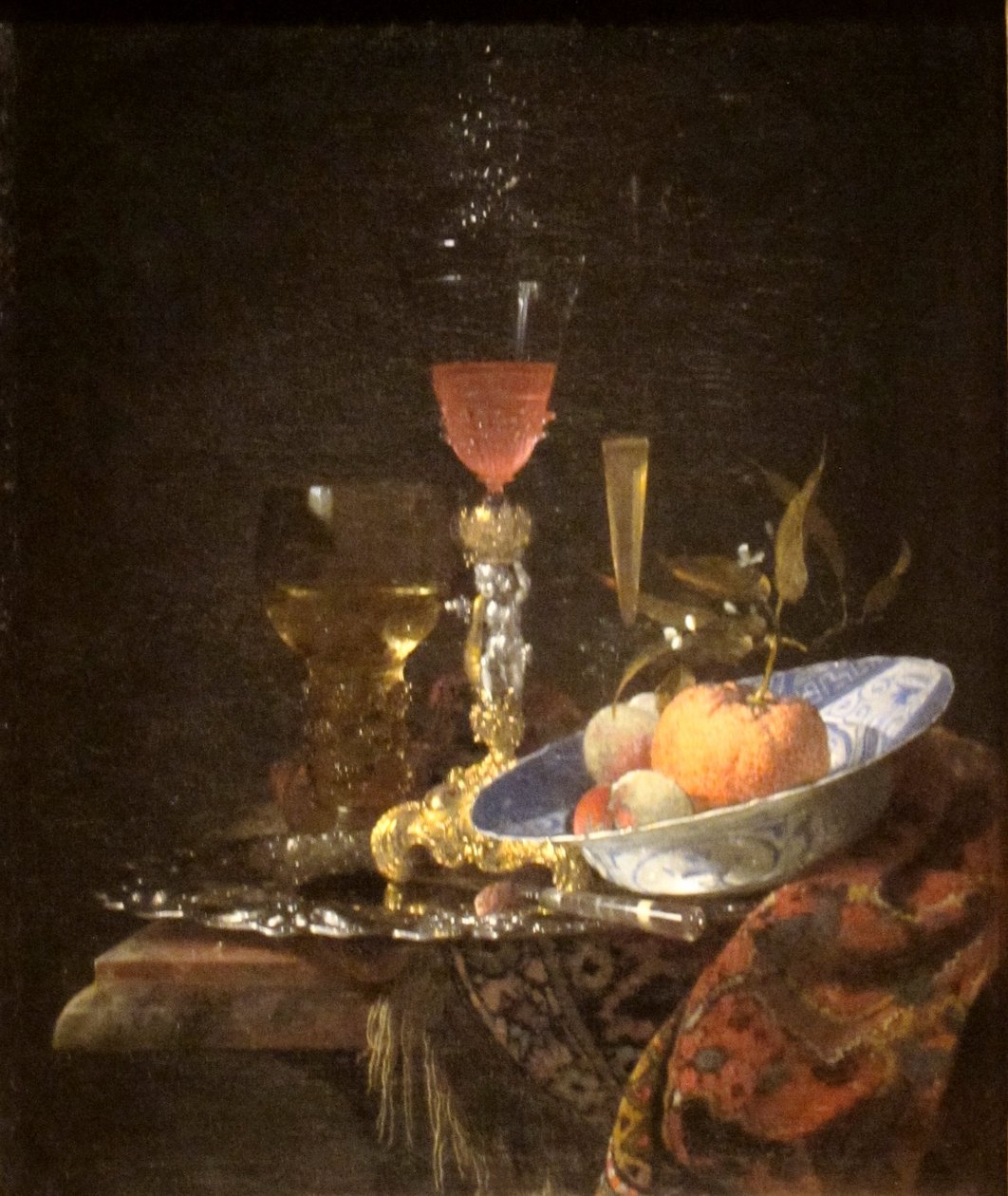 Weinglas und eine Schale mit Früchten von Willem Kalf