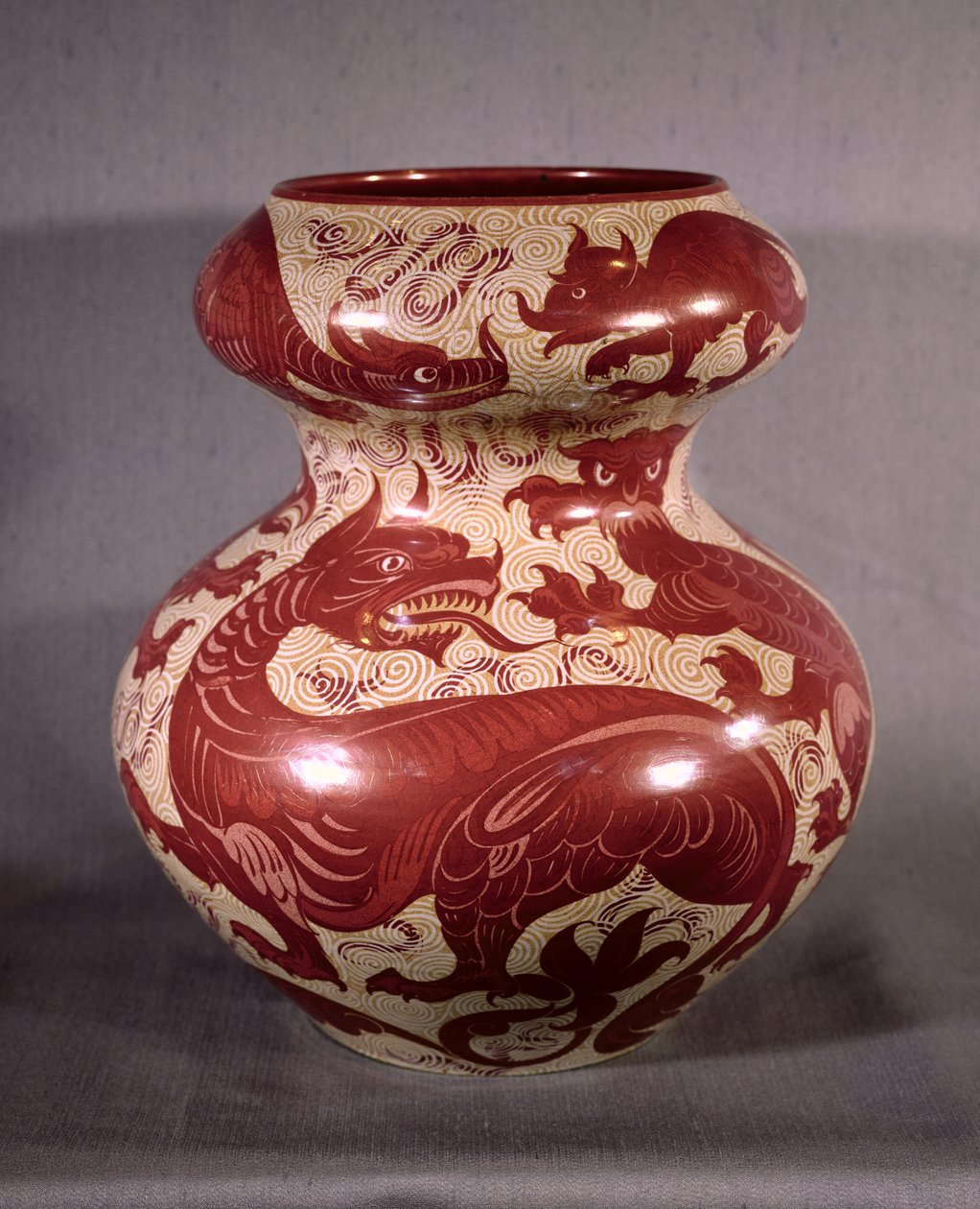 Vase mit einem Drachenmuster in rubinrotem Lüster auf cremefarbener Irdenware, späte 19. Jahrhundert von William de Morgan