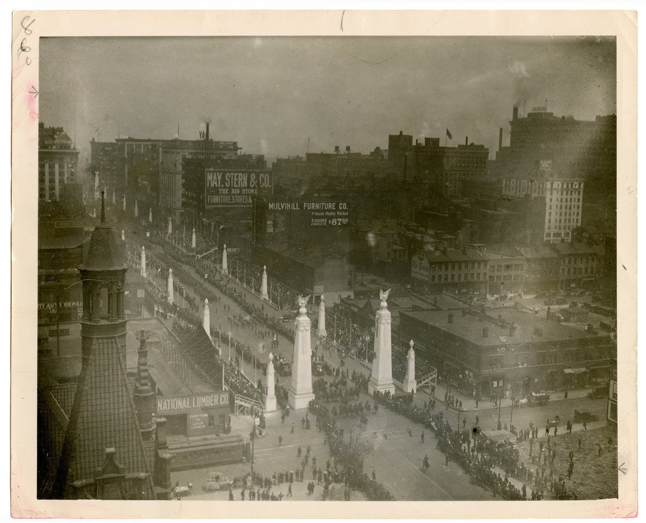 Veteranen des Ersten Weltkriegs der 12. Ingenieure marschieren am 13. Mai 1919 die Zwölfte Straße hinunter. von William G. Swekosky
