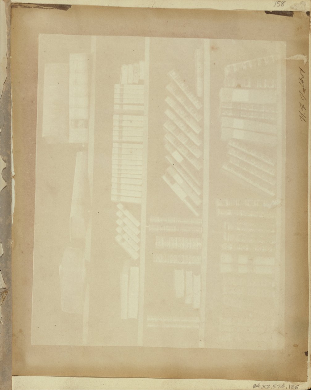 Bücher auf vier Regalen von William Henry Fox Talbot