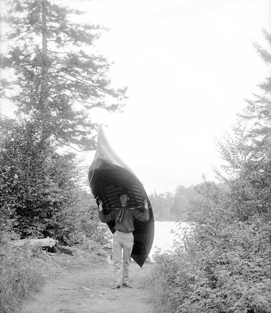 Kanu tragen in den Adirondack Mountains von William Henry Jackson