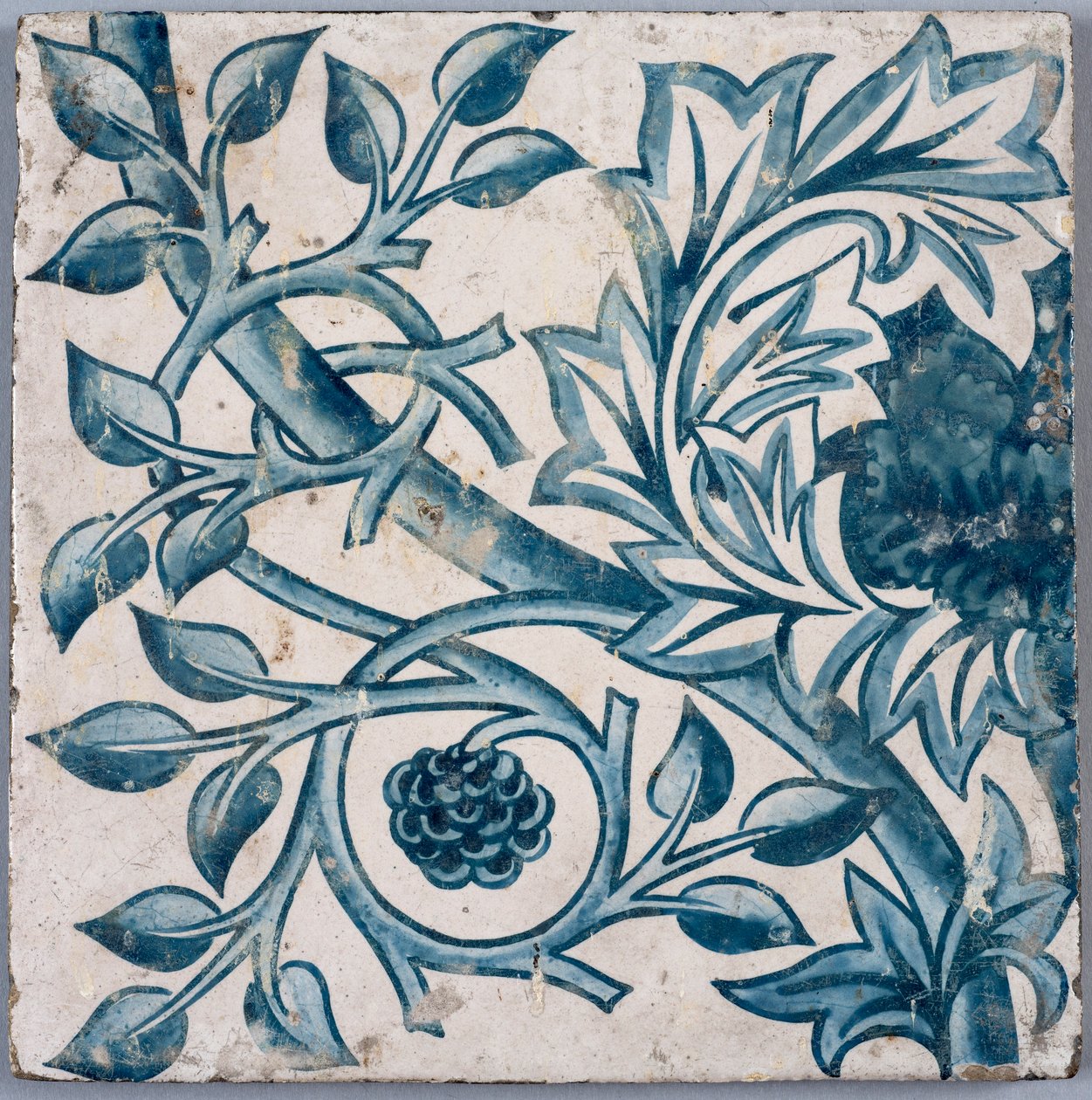 Blaues Blumenmotiv. Fliese, 1870er-1880er von William Morris