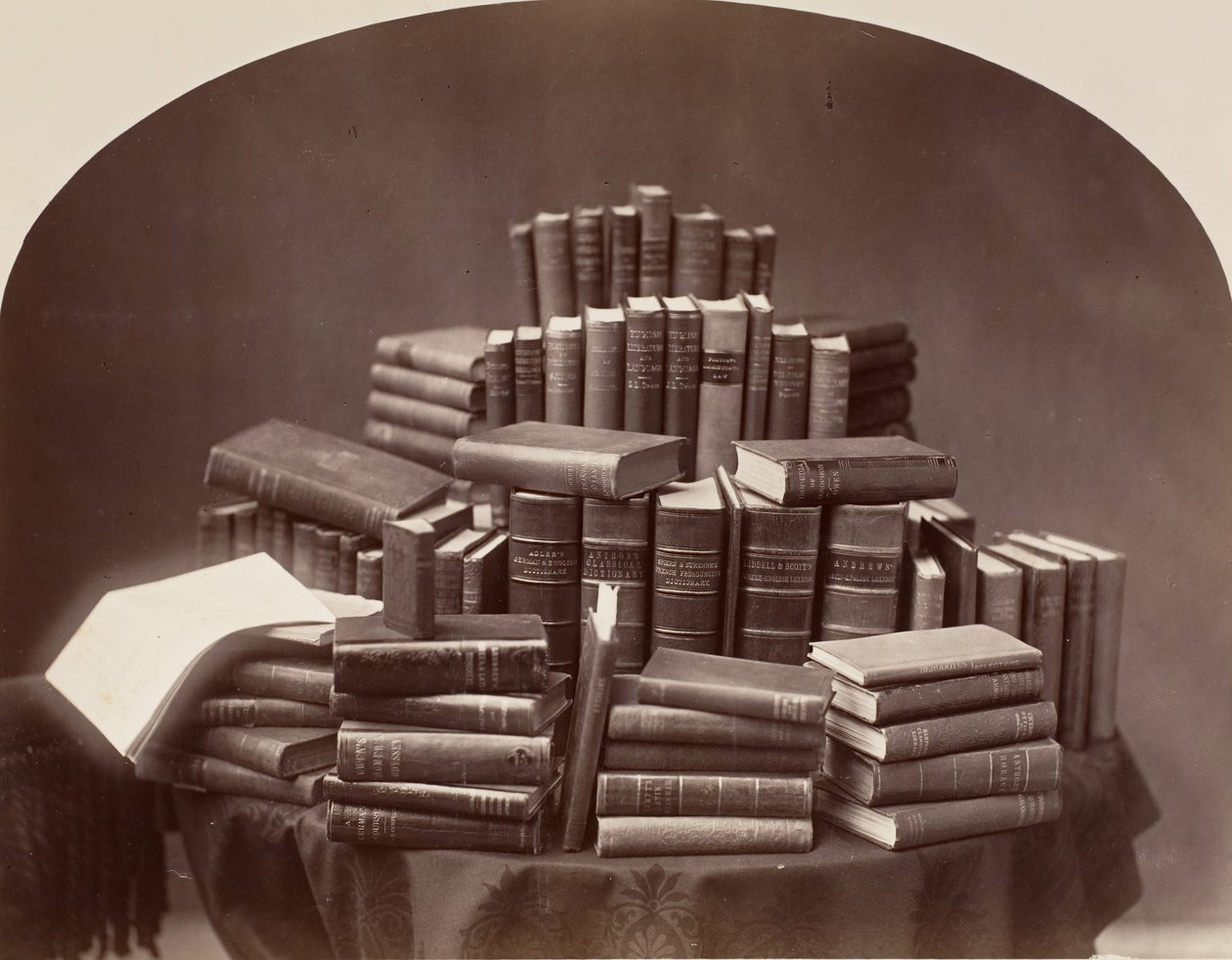 Stillleben mit Büchern von William Notman.