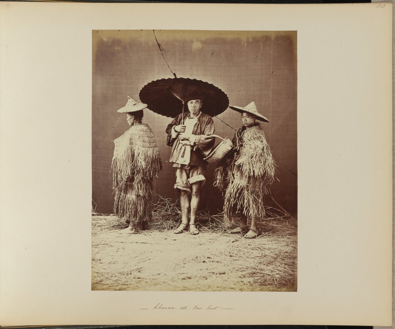 Chinesen mit Regenmänteln von William Saunders