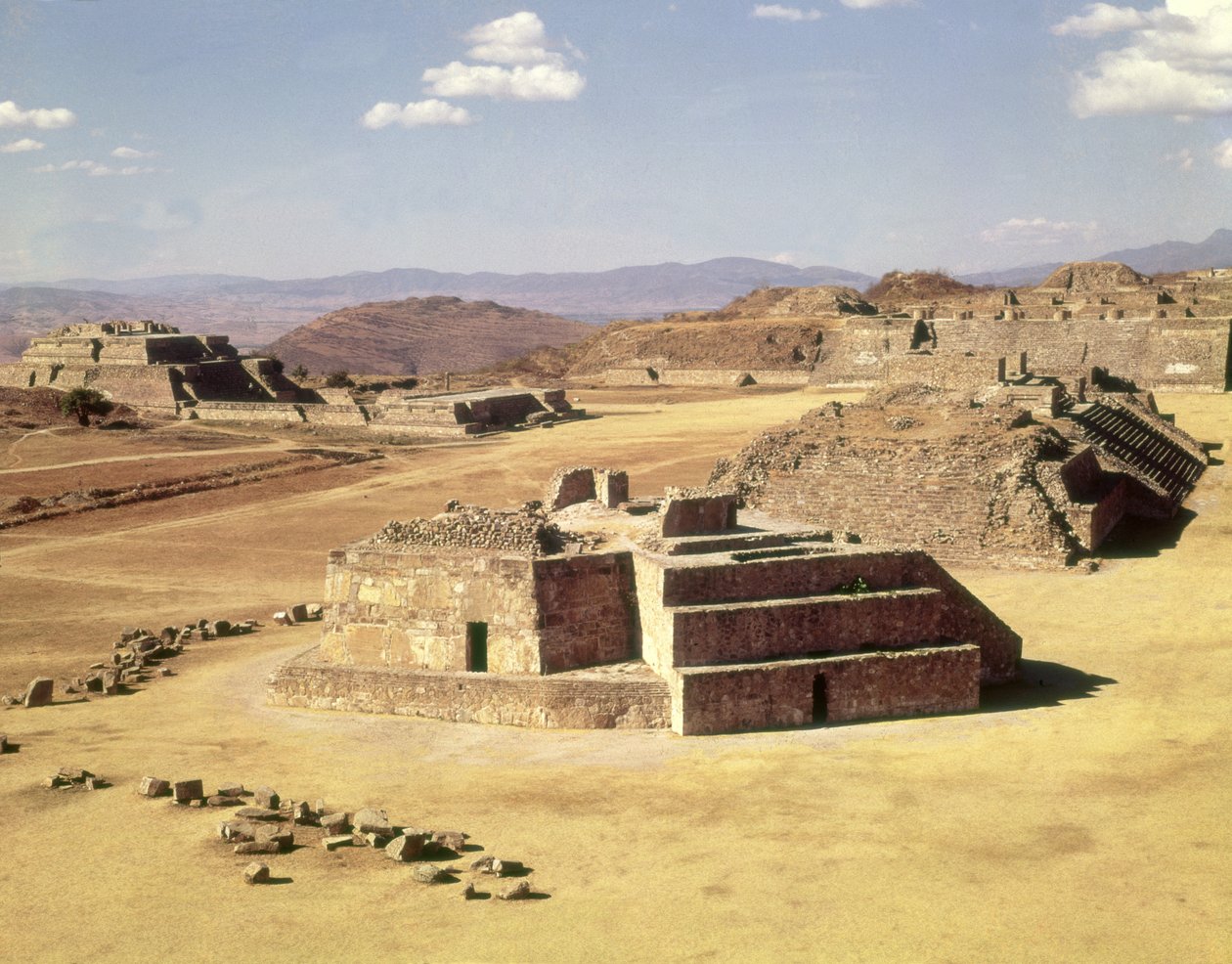 Ansicht von Mound J, erbaut ca. 200 v. Chr. von Zapotec