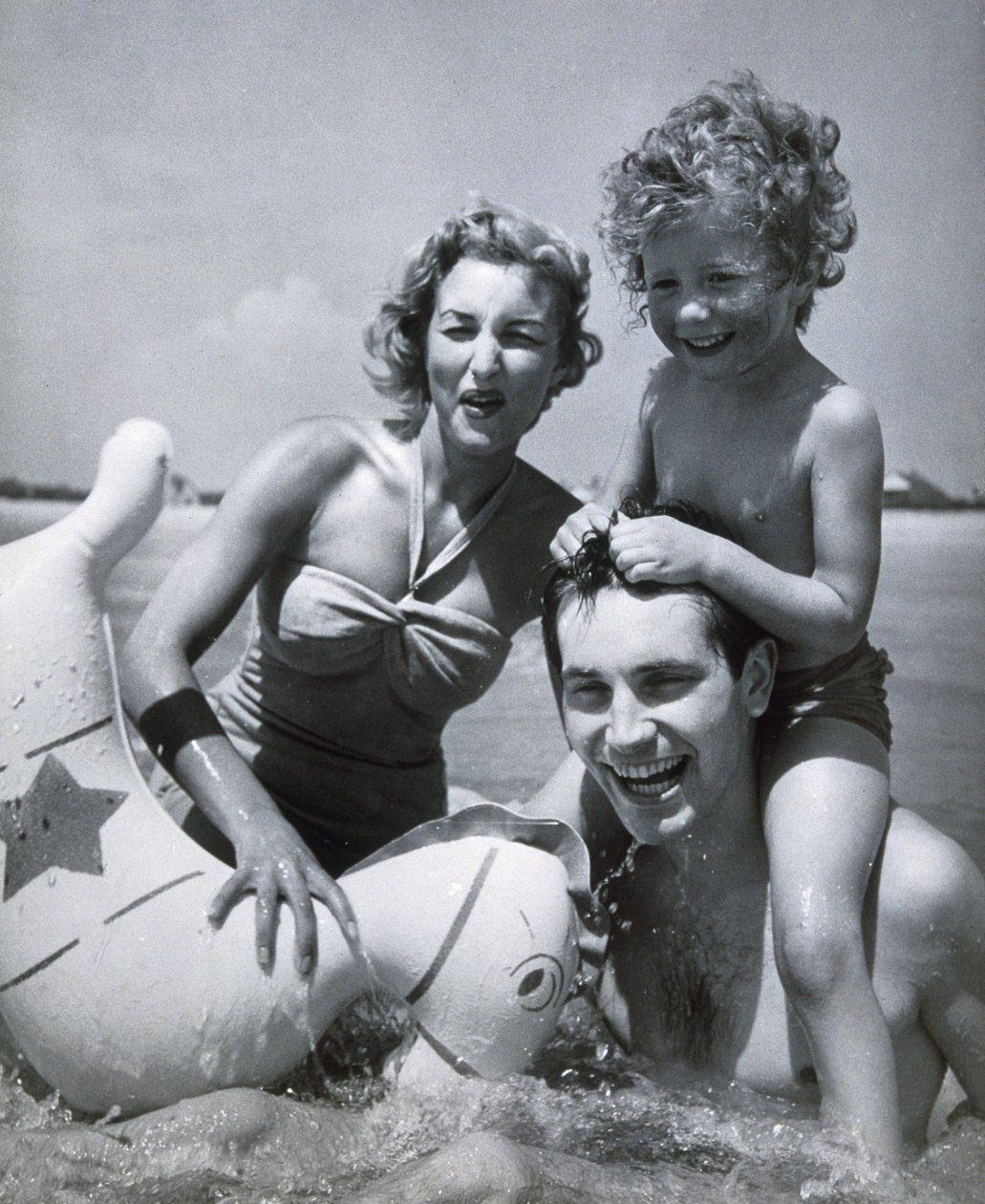 Glückliche Familie am Meer, ca. 1937 von Zoltan Glass