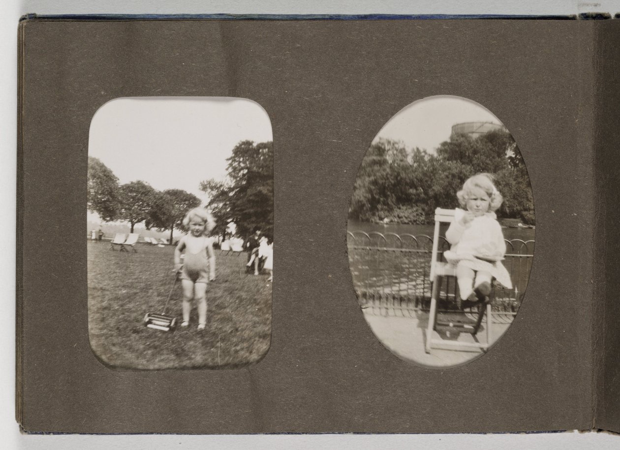 Ein Familien-Schnappschussalbum aus dem 20. Jahrhundert von Frederick (attr. to) Barnard