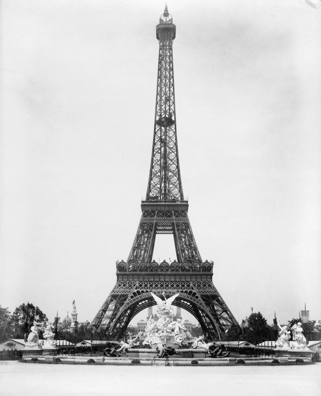 Eiffelturm und Fontaine Coutan, Pariser Ausstellung von . .